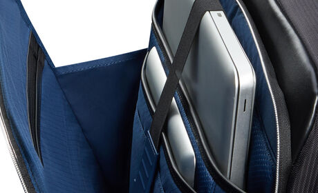 Könnyen hozzáférhető elülső zseb