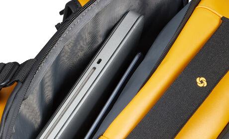 Külön laptop- és tablettartó zseb