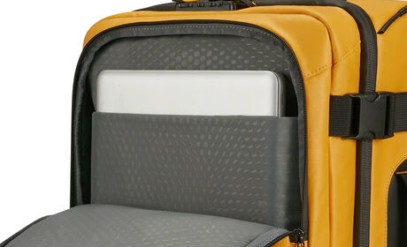 Első zseb laptoptartóval